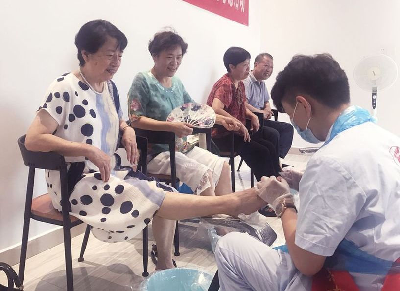 争创全国文明城市｜60岁以上老人免费享受洗脚修脚服务